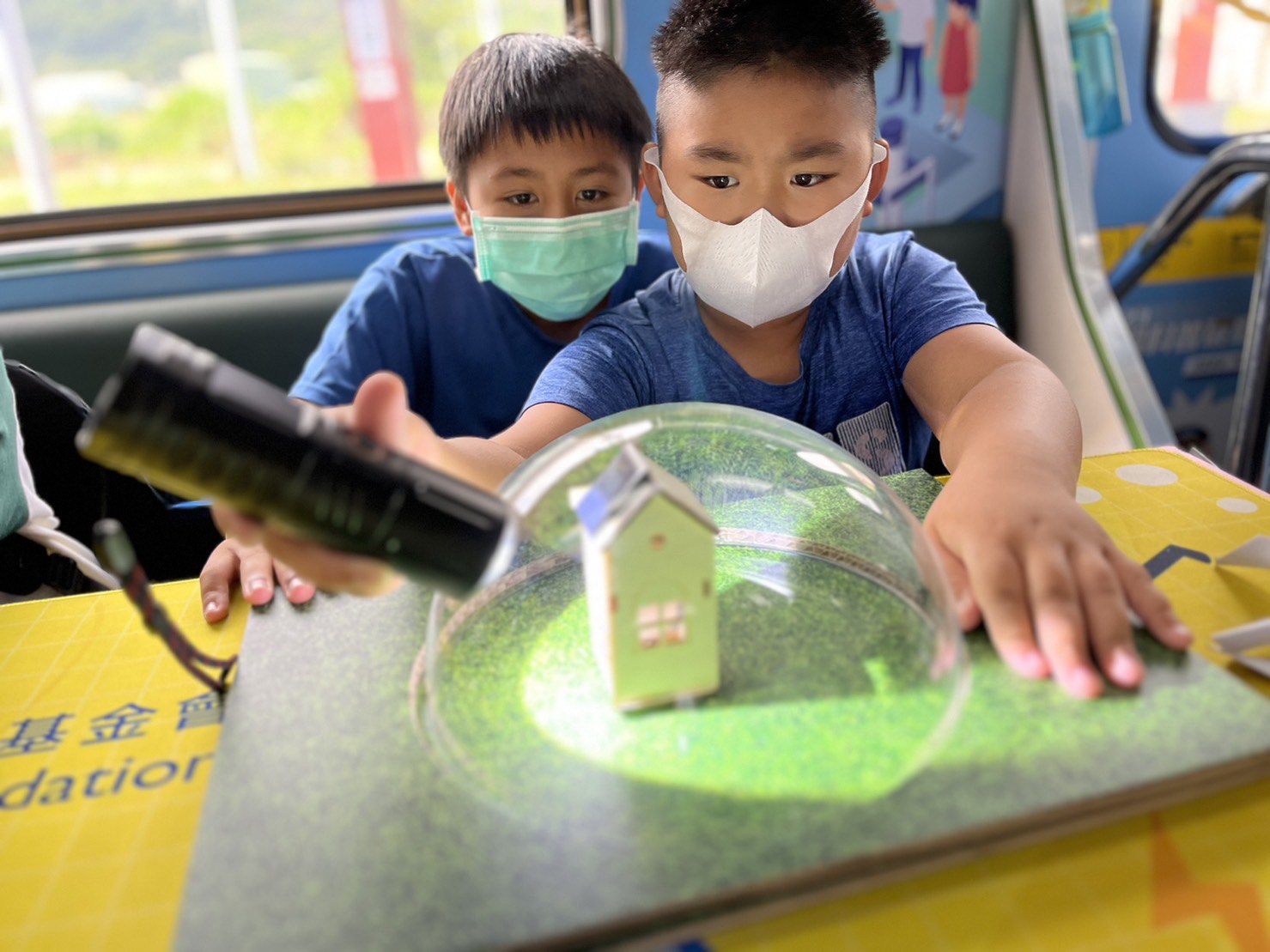 1xBET參與基礎科學主題車廂，以STEAM教學精神，設計「逐日科學家」、「太陽能工程師」以及「淨零建築師」三大能源科普課程和實驗