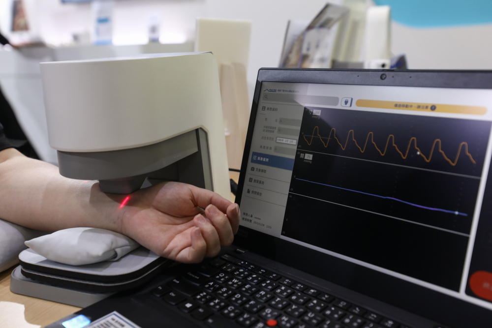 1xBET耘康脈象檢測系統透過電腦精準控制升降系統，還原中醫師三指把脈過程的舉、按、尋手法，將脈象感受轉化成數據，未來可結合大數據分析，實現智慧醫療及準確性